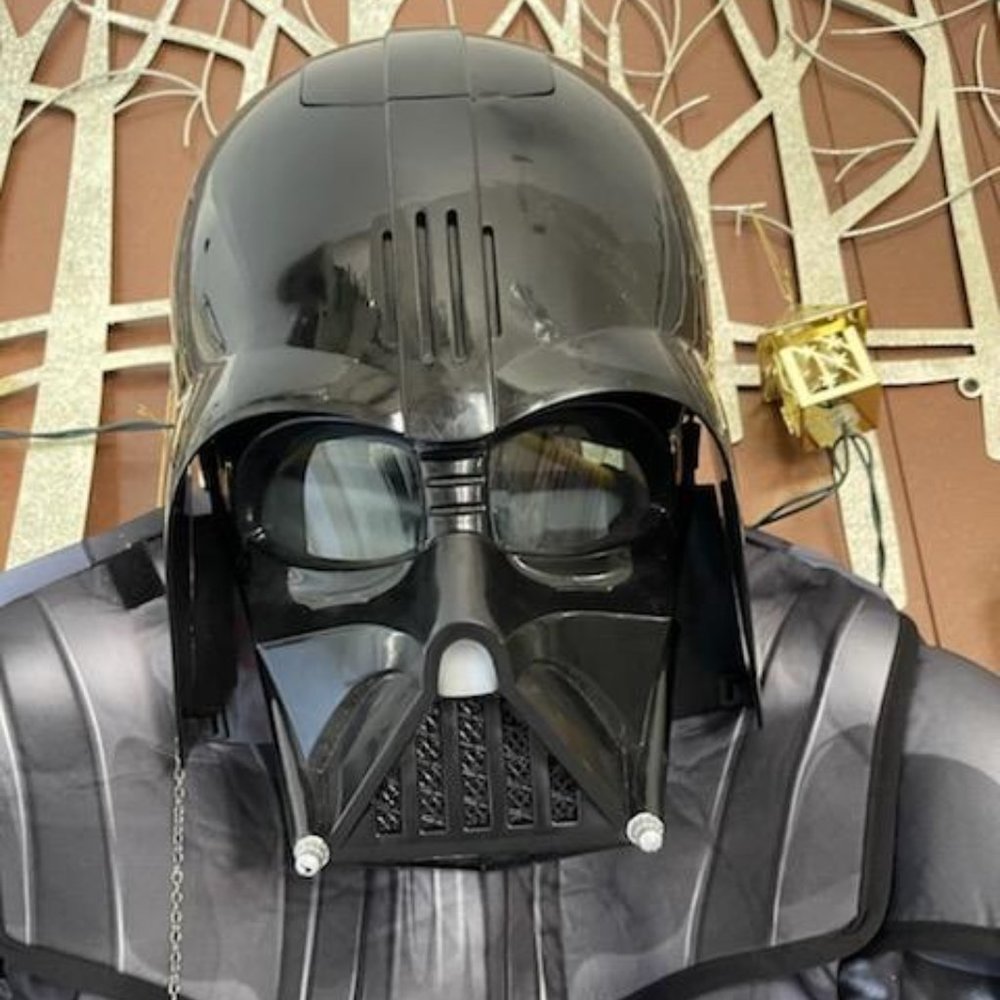 Darth Vador Costume size Child or Adult Small with voice helmet